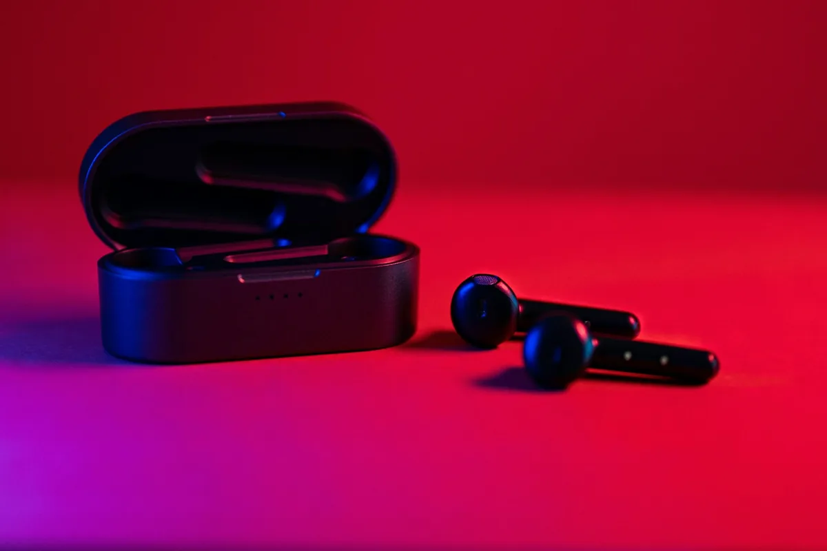 Wireless earbuds and charging case